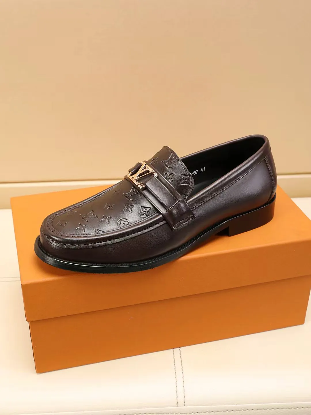 Men's shoes 440 💰 Louis Vuitton LV ® 🆕 model 🔛Full shoe counter, first layer cowhide, 🐂leather lined casual shoes for men, super soft outsole, essential for driving. Synchronized with the counter, original first layer cowhide, completely 1:1 mold customization🌹top version, color optional! Number: 39-44 (customized at 38.45.46)